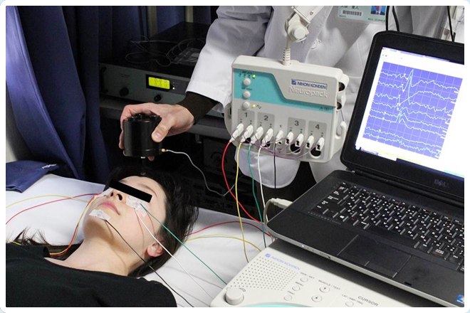 誘発筋電位（VEMP）検査写真